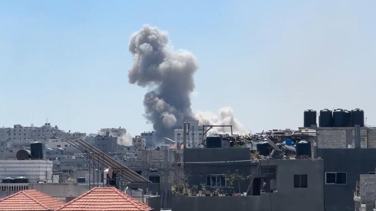 İsrail, yardım almak için bir binada bekleyen Filistinlileri bombaladı