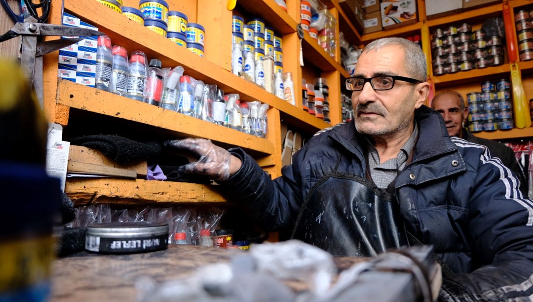 Bedensel engelli baba, ayakkabı boyacılığı yaparak 7 çocuğunu büyüttü