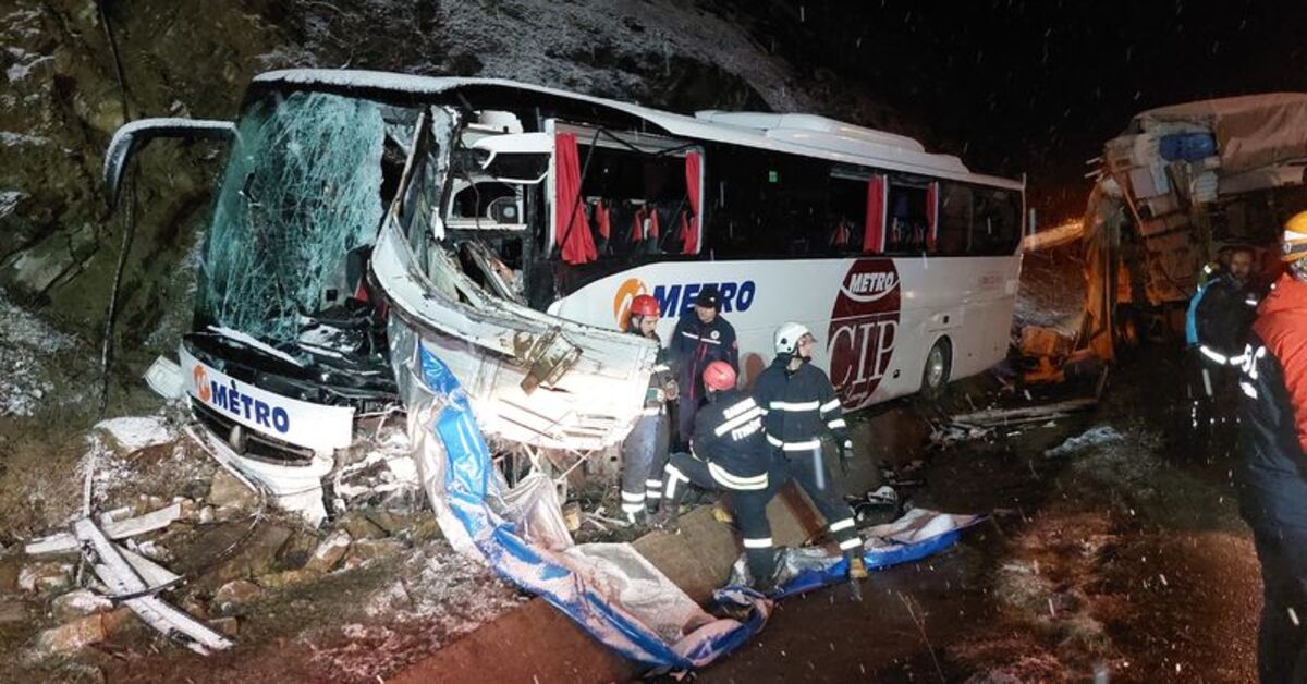 Otobüs kamyonla çarpıştı! Ölü ve yaralılar var!