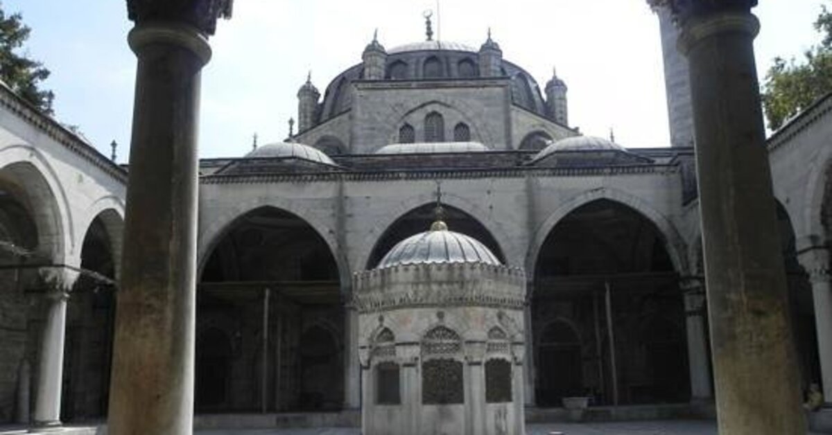 Kadın ve erkeğin yan yana teravih namazına inceleme